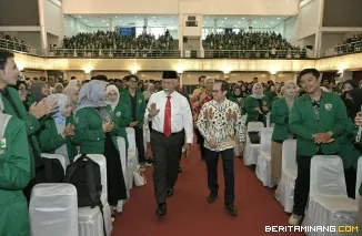 Gubernur Sumatera Barat (Sumbar), Mahyeldi Ansharullah saat melepas 2.200 Mahasiswa Universitas Andalas (Unand) yang akan menjalani KKN Reguler 1 tahun 2025, Jumat (03/01/2025). Foto: Biro Adpim Sumbar