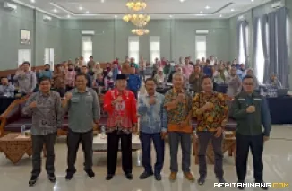 Ketua Bawaslu Kabupaten Dharmasraya, Subandiyono, SH  berpose bersama Sekda Kabupaten Dharmasraya, H. Adlisman, S.Sos, M.Si di sela-sela rapat di aula pertemuan  Alinia Park & Resort, Sitiung, pada tanggal 23 Januari 2024. Foto: Eko/Beritaminang