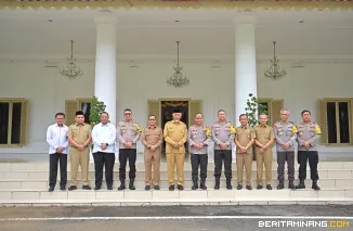 Gubernur Sumatera Barat (Sumbar), Mahyeldi Ansharullah ketika menerima kunjungan silaturrahim Kapolda Sumbar, Irjen Pol Gatot Tri Suryanta beserta jajaran di Istana Gubernuran, Senin (13/01/2025). Foto: Biro Adpim Sumbar