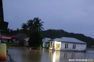 Suasana banjir merendam rumah penduduk di Nagari Duku Kecamatan Koto XI Tarusan Pessel. Foto: Kominfo Pessel