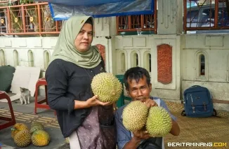 Syamsir (60) ketika menjual durian di Jl. M. Syafe'i, Pasar Padang Panjang. Foto: Kominfo Padang Panjang