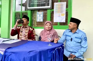 Penjabat (Pj) Wali Kota Padang Panjang, Sonny Budaya Putra, A.P, M.Si, ketika mencoba air minum langsung dari KASM di SMPN 1 Padang Panjang, Kamis (2/1/2025). Foto: Kominfo Padang Panjang