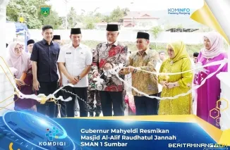 Gubernur Sumatera Barat, H. Mahyeldi, S.P Datuak Marajo didampingi Penjabat (Pj) Wali Kota Padang Panjang, Sonny Budaya Putra, A.P, M.Si, ketika meresmikan Masjid Al-Alif Raudhatul Jannah yang berada di lingkungan SMAN 1 Sumbar yang terletak di Kota Padan