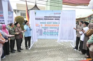 Gubernur Sumatera Barat (Sumbar), Mahyeldi Ansharullah ketika meresmikan perubahan nama Rumah Sakit Umum Daerah (RSUD) Pariaman menjadi RSUD Prof. H. Muhammad Yamin, SH, Kamis (23/1/2025). Foto: Biro Adpim Sumbar