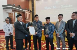 Paslon Bupati dan Wakil Bupati Pesisir Selatan terpilih, Hendrajoni-Risnaldi ketika menerima SK dari KPU Pessel, di gedung PCC, Kamis (9/1/2025). Foto: Kominfo Pessel