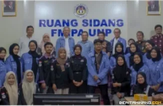 Foto bersama Presiden HAGI, Dr. (c). Ir. Dedi Yusmen, M. BA., M. Esy. dengan Dekan FMIPA UNP, Prof. Dr. Yulkifli, M. Si. dan peserta yang hadir. Foto: Humas UNP