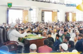 Suasana pengajian di Masjid Agung Manarul 'Ilmi Islamic Center Padang Panjang. Foto: Kominfo Padang Panjang
