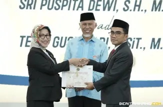 Gubernur Mahyeldi ketika menghadiri acara serah terima jabatan (Sertijab) Kepala Kanwil BPN Sumbar dari Sri Puspita Dewi kepada Teddi Guspriadi di Auditorium Gubernuran, Kamis (23/1/2025). Foto: Biro Adpim Sumbar