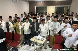 Ketua Tanfidziyah Pengurus Wilayah Nahdlatul (PWNU) Provinsi Sumatera Barat Prof. KH. Ganefri, Ph.D, foto bersama peserta PD-PKPNU yang diselenggarakan PCNU Kabupaten Agam, Jumat (17/01/2025) malam di Wisma Universitas Negeri Padang, Belakang Balok, Bukit