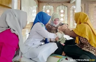 Suasana Pelayanan Posyandu di salah satu nagari di Basa Ampek Balai Tapan. Foto: Kominfo Pessel