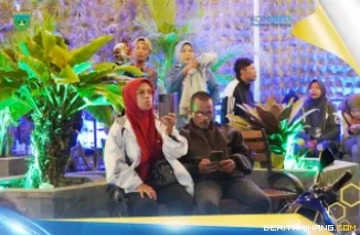 Koperasi dan Usaha Kecil dan Menengah (Disperdakop UKM) Padang Panjang ketika menggelar UMKM Qris Night Supported di Pasar Pusat Padang Panjang, Sabtu (11/1/2025) malam. Foto: Kominfo Padang Panjang
