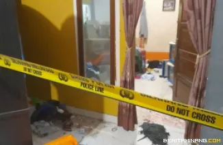 Garis polisi yang dipasang di lokasi perampokan Toko Grosir Sumber Barokah yang terletak di Jorong Sungai Betung Kecamatan Koto Baru Kabupaten Dharmasraya, Kamis malam (16/01/2025). Foto: Eko/BeritaMinang