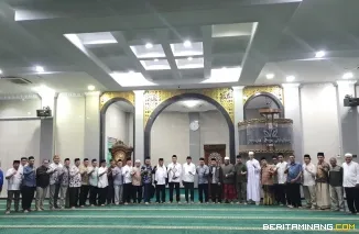 Kegiatan Subuh Mubarak Universitas Negeri Padang bertempat di Masjid Raya Al-Azhar Kampus UNP Air Tawar Padang pada Jumat (31/1) pagi ini. Foto ET.