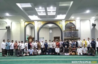 Kegiatan Subuh Mubarak Universitas Negeri Padang bertempat di Masjid Raya Al-Azhar Kampus UNP Air Tawar Padang pada Jumat (17/1) pagi ini. Foto ET.