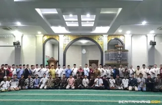 Kegiatan Subuh Mubarak Universitas Negeri Padang bertempat di Masjid Raya Al-Azhar Kampus UNP Air Tawar Padang pada Jumat (24/1) pagi ini. Foto ET.