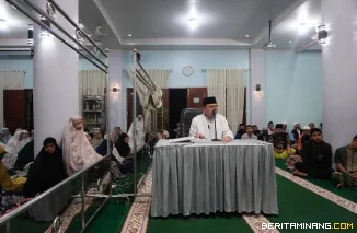 Penjabat (Pj) Wali Kota, Sonny Budaya Putra, A.P, M.Si ketika Subuh Mubarakah di Masjid Nurul Amri, Ahad (19/1/2025). Foto: Kominfo Padang Panjang