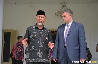 Gubernur Sumatera Barat (Sumbar), Mahyeldi Ansharullah ketika menerima kunjungan Duta Besar (Dubes) Romania untuk Indonesia, H.E. Mr. Dan Adrian Blnescu di Istana Gubernur Sumbar pada Kamis (30/1/2025). Foto-Foto: Biro Adpim Sumbar