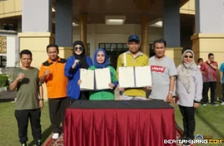 Rektor UNP, Krismadinata, Ph.D., dalam kegiatan "UNP Bugar", Jumat (10/1/2024). Foto: Humas UNP