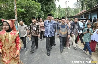 Gubernur Sumbar Mahyeldi didampingi Wali Nagari Indra Suhada (kanan) saat kunjungan kerjanya di Nagari Koto Dalam Barat, Kecamatan Padang Sago, Kabupaten Padang Pariaman, Kamis (2/1/2025). Foto: Biro Adpim Sumbar