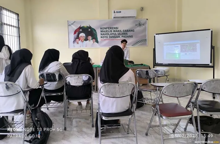 Mahasiswa UNU Sumbar sedang presentasi aplikasi digital