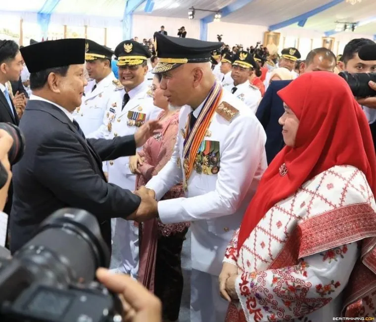 Presiden Prabowo ketika salami Gubernur Mahyeldi.