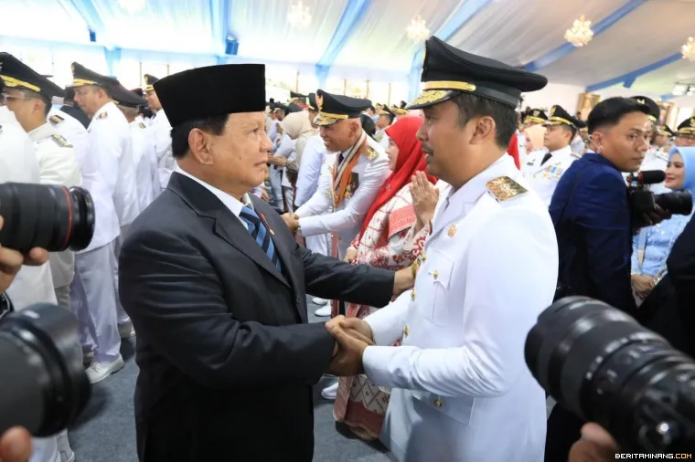 Presiden Prabowo ketika salami Wagub Vasko.