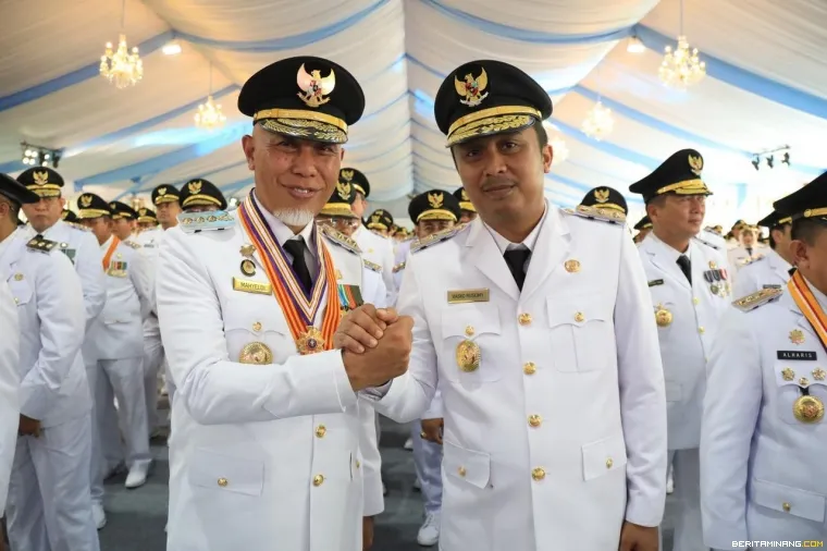 Gubernur Mahyeldi salam komando dengan Wagub Vasko.