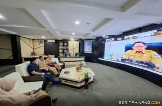 Sejumlah pejabat terkait dengan pelantikan Walikota dan Wakil Walikota terpilih hasil Pilkada serentak 2024 lalu mengikuti Rakor dengan Kemendagri terkait pelantikan melalui zoom meeting di BCC Bukittinggi, Senin,(3/2). Foto : Dok Diskominfobkt