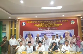 Kegiatan lokakarya Penulisan Proposal Pengabdian baik untuk pendanaan UNP maupun untuk pendanaan DRTPM Kementerian Diktiristek dilaksanakan Senin (10/2) di ruang sidang FBS UNP Kampus Air Tawar Padang.