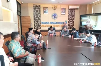 Pertemuan Rektor dengan Konselor Embassy of The People Republik of China di Indonesia, Zhen Wangda pada Rabu (26/2) bertempat di Ruang Sidang Rektor Kampus UNP Air Tawar Padang.