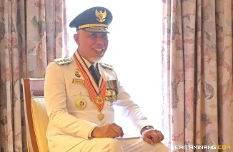Gubernur Sumatera Barat (Sumbar), Mahyeldi Ansharullah pakai sepatu pantofel putih merek Yoesani, yang merupakan produk UMKM lokal di Sumbar. Foto: Biro Adpim Sumbar