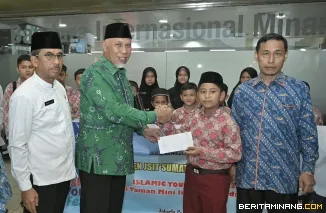 Gubernur Sumatera Barat (Sumbar), Mahyeldi Ansharullah ketika melepas 22 pelajar SD Kontingen JSIT Sumbar, Jumat (14/02/2025) di BIM. Foto: Biro Adpim Sumbar
