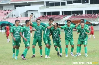 Kegembiraan pemaian Persatuan Sepak Bola Padang Panjang (PSPP) usai menaklukkan Batang Anai FC dalam laga terakhir putaran pertama Liga 4 Sumbar, Kamis (20/2/2025) di Stadion Utama Sumbar. Foto: Kominfo Padang Panjang