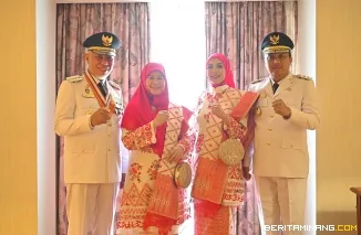Pasangan Mahyeldi Ansharullah dan Vasko Ruseimy bersama istri. Foto: Biro Adpim Sumbar