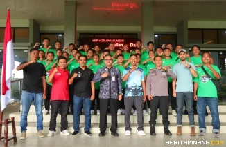 Pj Wako Suprayitno saat melepas ssb Bintang Timur di Halaman Balai Kota Payakumbuh, Jumat (7/2/2025).