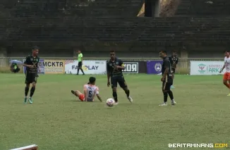 Suasana pertandingan Persatuan Sepak Bola  Padang Panjang (PSPP) kontra Josal FC Piaman di pertandingan pembuka Liga 4 Sumatera Barat, Jumat, (21/2/2025) di Stadion Utama Sumbar, Sikabu Padang Pariaman. Foto: Kominfo Padang Panjang