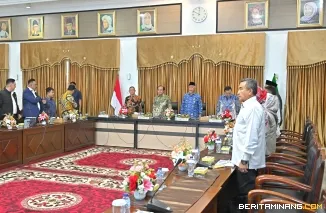 Gubernur Sumatera Barat (Sumbar), Mahyeldi Ansharullah ketika mengikuti Rapat Kerja bersama rombongan Komite I DPD RI di Auditorium Istana Gubernuran, Senin (17/02/2025). Foto: Biro Adpim Sumbar