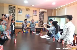 Rektor Universitas Negeri Padang dalam pertemuan dengan Konselor Embassy of The People Republik of China di Indonesia, Zhen Wangda pada Rabu (26/2) bertempat di Ruang Sidang Rektor Kampus UNP Air Tawar Padang. Foto ET.