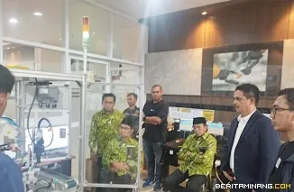 Rektor UNP  Krismadinata, Ph.D didampingi Senior Eksekutif  Prof. Ganefri, Ph.D dan Ketua Umum Ikatan Alumni (ILUNI) UNP  Drs. Nadirman, MM ketika meninjau persiapan Lomba Robot Industri Tingkat Nasional yang dilaksanakan hari Senin 17 Februari 2025. Foto