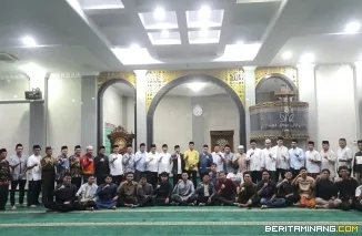Kegiatan Subuh Mubarak Universitas Negeri Padang bertempat di Masjid Raya Al-Azhar Kampus UNP Air Tawar Padang pada Jumat (21/2) pagi ini. Foto ET.