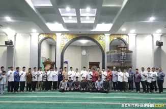 Kegiatan Subuh Mubarak Universitas Negeri Padang bertempat di Masjid Raya Al-Azhar Kampus UNP Air Tawar Padang pada Jumat (28/2) pagi ini. Foto ET.