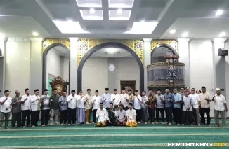 Kegiatan Subuh Mubarak Universitas Negeri Padang bertempat di Masjid Raya Al-Azhar Kampus UNP Air Tawar Padang pada Jumat (14/2) pagi ini. Foto ET.