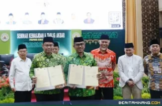 Kepala UPT Asrama Haji Embarkasi Padang, Dr. H. Afrizen, S.Ag, M.Pd dan Rektor UNP, Krismadinata, Ph.D. perlihatkan MoU disaksikan Ketua Dewan Masjid Indonesia (DMI) Muhammad Jusuf Kalla di Auditorium UNP, Minggu (16/2/2024). Foto: Humas UNP