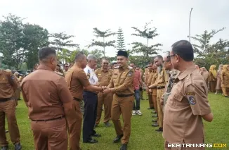 Wabub Wabup Limapuluh Kota Ahlul Badrito menyalami para pegawai setelah apel gabungan di Halaman Komplek Kantor Bupati Sarilamak, Senin, (24/2/2025) pagi. Foto : Dok Do