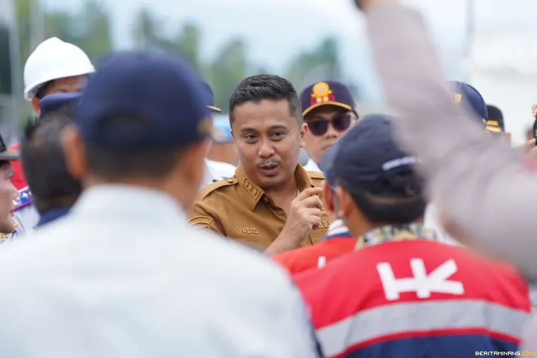 Wagub Sumbar Vasko sedang berdialog saat tinjau jalan tol.