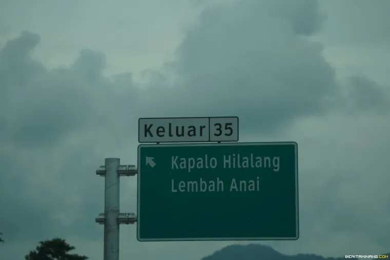 Tanda pintu keluar tol di Kapalo Ilalang Padang Pariaman.