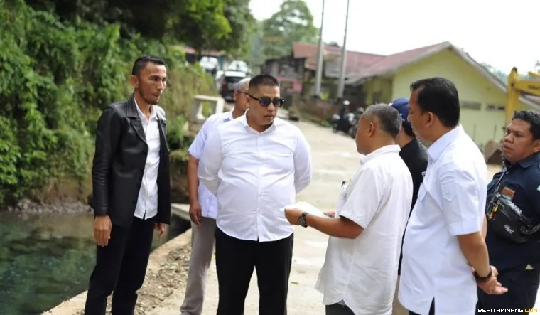 Wako dan Wawako Padang Panjang sedang diskusi serius ketika kunjungan lapangan.