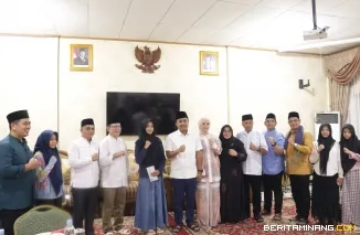 Penyerahan bea siswa untuk siswa berprestasi oleh Wako Zulmaeta di Pendopo Rumah Dinas Wali Kota, Selasa (4/3/2025),
