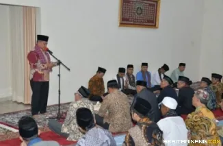 Kelihatan Bupati Agam Benni Warlis menyampaikan beberapa harapan pada Niniak mamak dan tokoh masatKat Agam timur pada acra buka puasa bersama di media Pemda Agam belakang balok, jumat( 22/03). Foto : Dok Amc