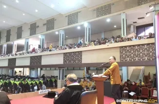 Prof. Dr. Khairul Munadi, S.T., M.Eng, Dirjen Dikti Sampaikan Orasi Ilmiah pada Upacara Wisuda UNP Periode ke-138, Minggu (17/3) bertempat di Auditorium Kampus UNP Air Tawar Padang. Foto ET.